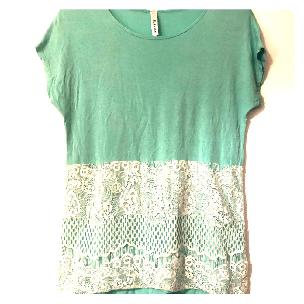 Cute T-shirt with lace detailing